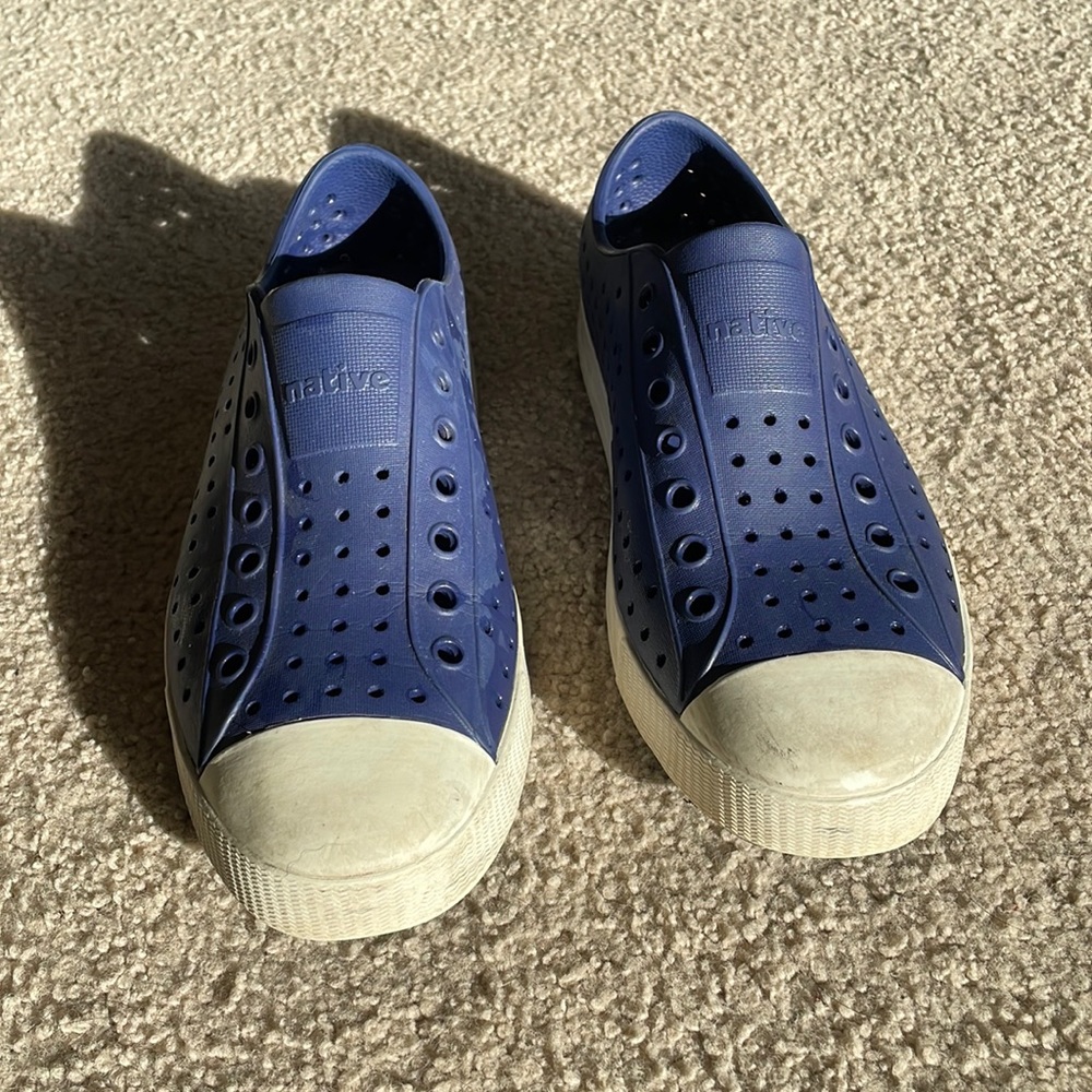 Native Jefferson blue shoes size W10/M8